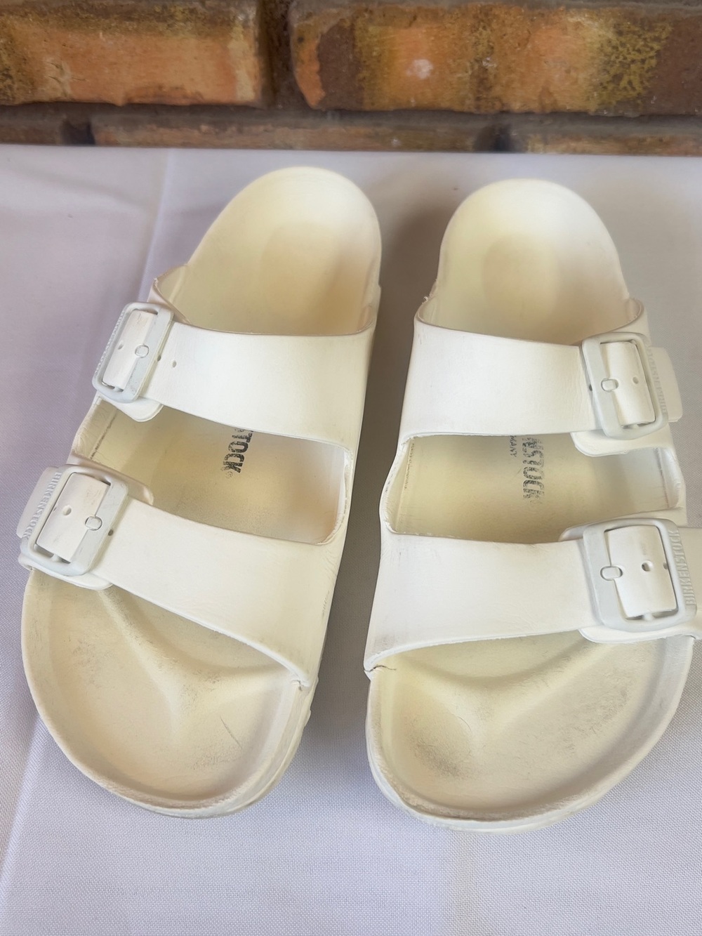 Birkenstock Kids White Double-Strap Sandals A little broken check the photo #6